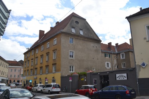 Eines der ältesten Gebäude des rechten Murufers mit beneidenswert schönem und alten Innenhof. (c) Micka Messino 