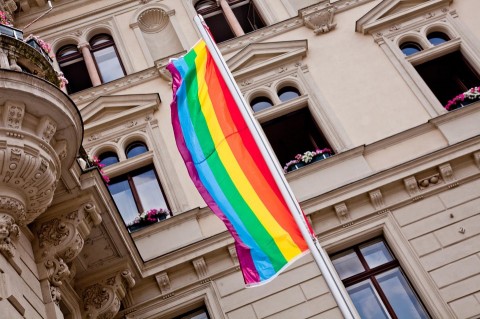 Sollen vor offiziellen Ämtern –wie hier vor dem Rathaus- Regenbogenfahnen als Zeichen gegen die Diskriminierung von Homosexuelle gehängt werden? Die Politik ist sich uneinig. 