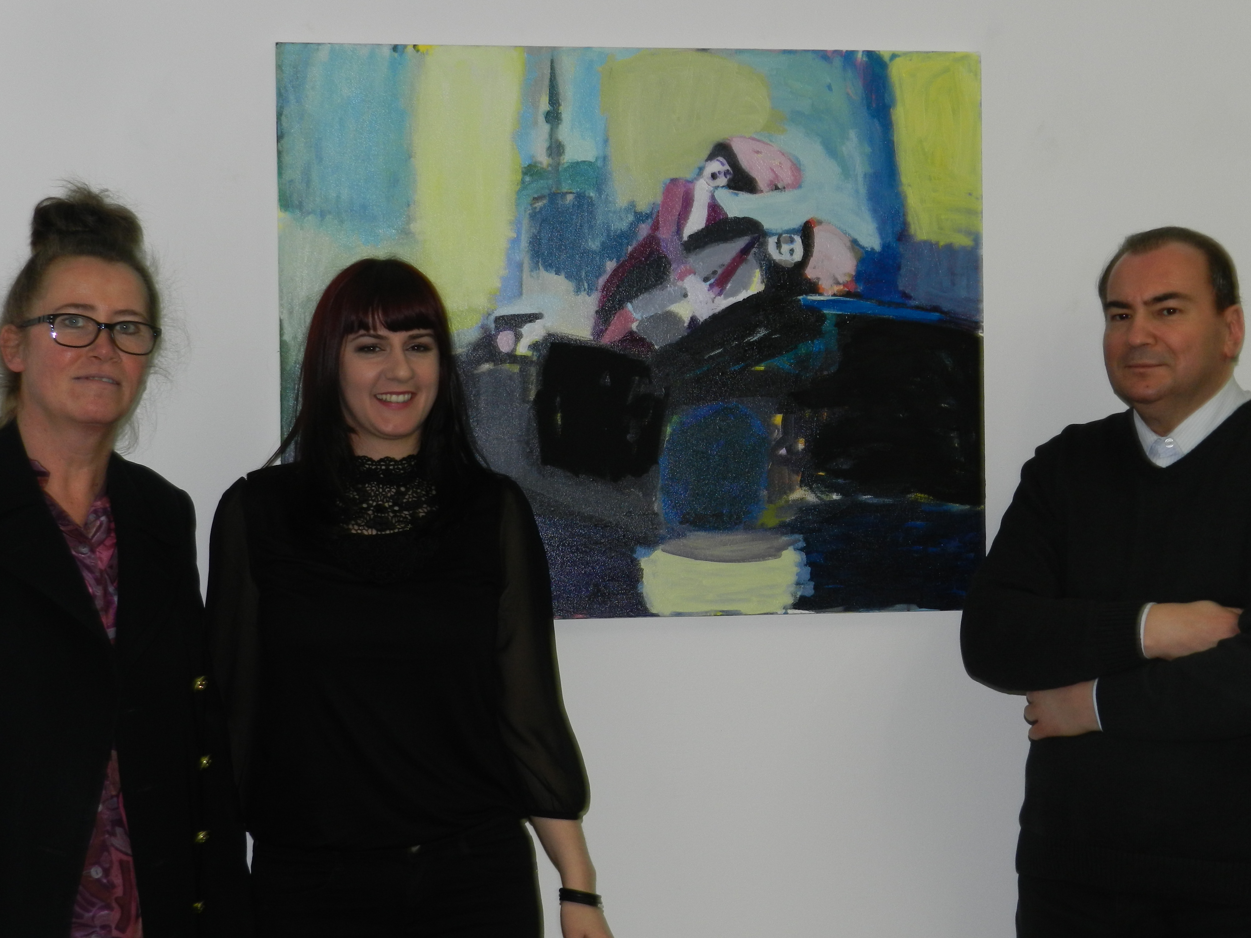 Kerstin Eberhard  mit Slađana Matić Trstenjak und Kunstkritiker Mario Berdic bei der Eröffnung der Ausstellung.