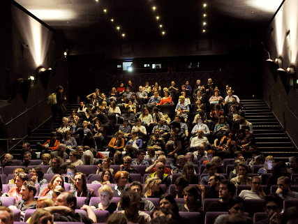 Ein überfüllter Kinosaal zur Premiere von "High Performance" © Diagonale/Alexi Pelekanos