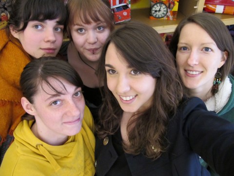 Bloggerselfie in der Shopbox: Aleks, Tatjana, Zoe, ich und Betreuerin Alex
