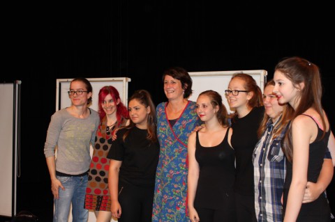 Die Darstellerinnen Natalja Constantin, Sarah Wagner, Natasa Ponjavic und Ilma Masinovic mit ihrer Regisseurin Martina Kolbiner-Reiner sowie ihren Unterstützerinnen.