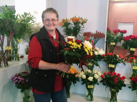 DIe neue Inhaberin Gerlinde Kraschitz in ihrem Blumenmeer