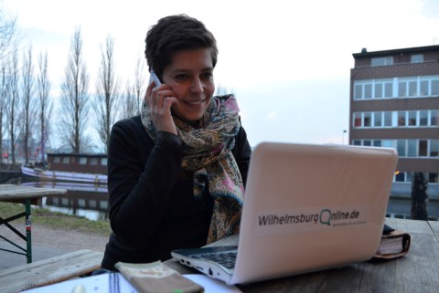 Annabel Trautwein ist nicht nur im Büro, sondern auch mitten in Wilhelmsburg auf der Suche nach neuen Geschichten.