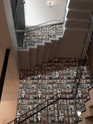 Der Eingang des Gedenkzentrum ist mit Bildern von Opfern des Holocaust bedeckt. 