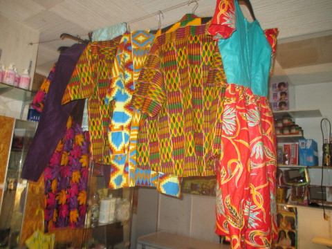 Auch afrikanische Kleidung wird im Mama Lee angeboten.