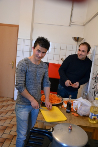 Ghanizada und Ghafori beim Kochen