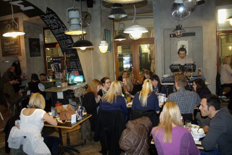 In der Mitte wird’s kuschlig - am Samstag lockte das Voyeur viele Interessierte ins Café Mitte.  