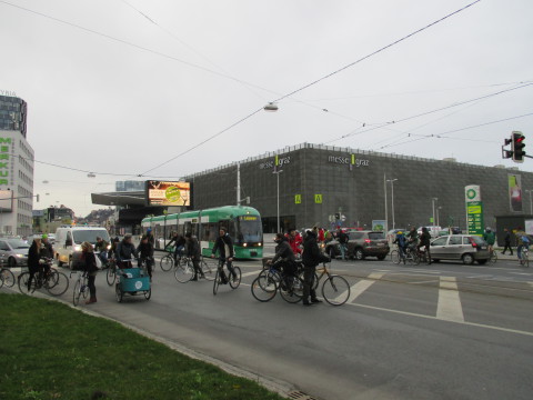 In der Conrad-von-Hötzendorf-Straße machte die Critical Mass ein Weiterkommen für Autos und Bim zeitweise unmöglich.