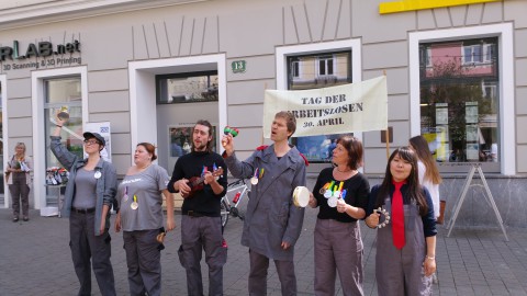 Das Heer der Arbeitslosen von InterACT führte einige Sketches am Südtirolerplatz auf.