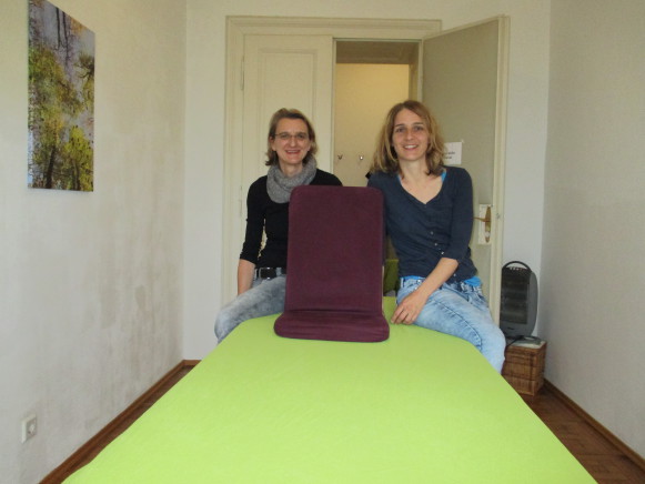 Tisch und Sessel: Mehr benötigen die Praktikerinnen für die Grinberg-Methode nicht.