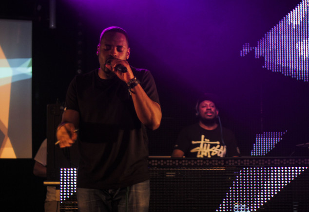 Stamina MC unterstützt DJ Marky mit improvisierten Lyrics