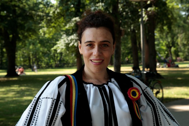 Anca Maria Oltean ließ ihr 'Costum Popular' in Rumänien anfertigen.