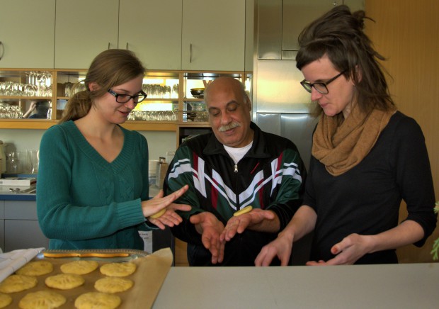 Die runden Kekse sind aus Herr K.‘s Heimat und eine ägyptische Spezialität, die er mit den Sozialarbeiterinnen Mirjam Bauer (links) und Ulrike Silberschneider formt.