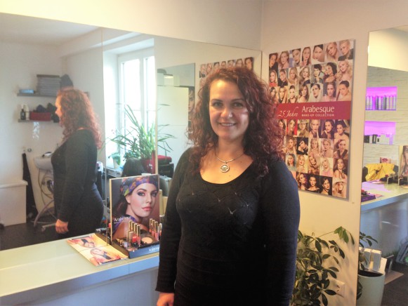 In einem kleinen Haus in Gries betreibt Claudia Schönbacher von der FPÖ ihren eigenen Friseursalon