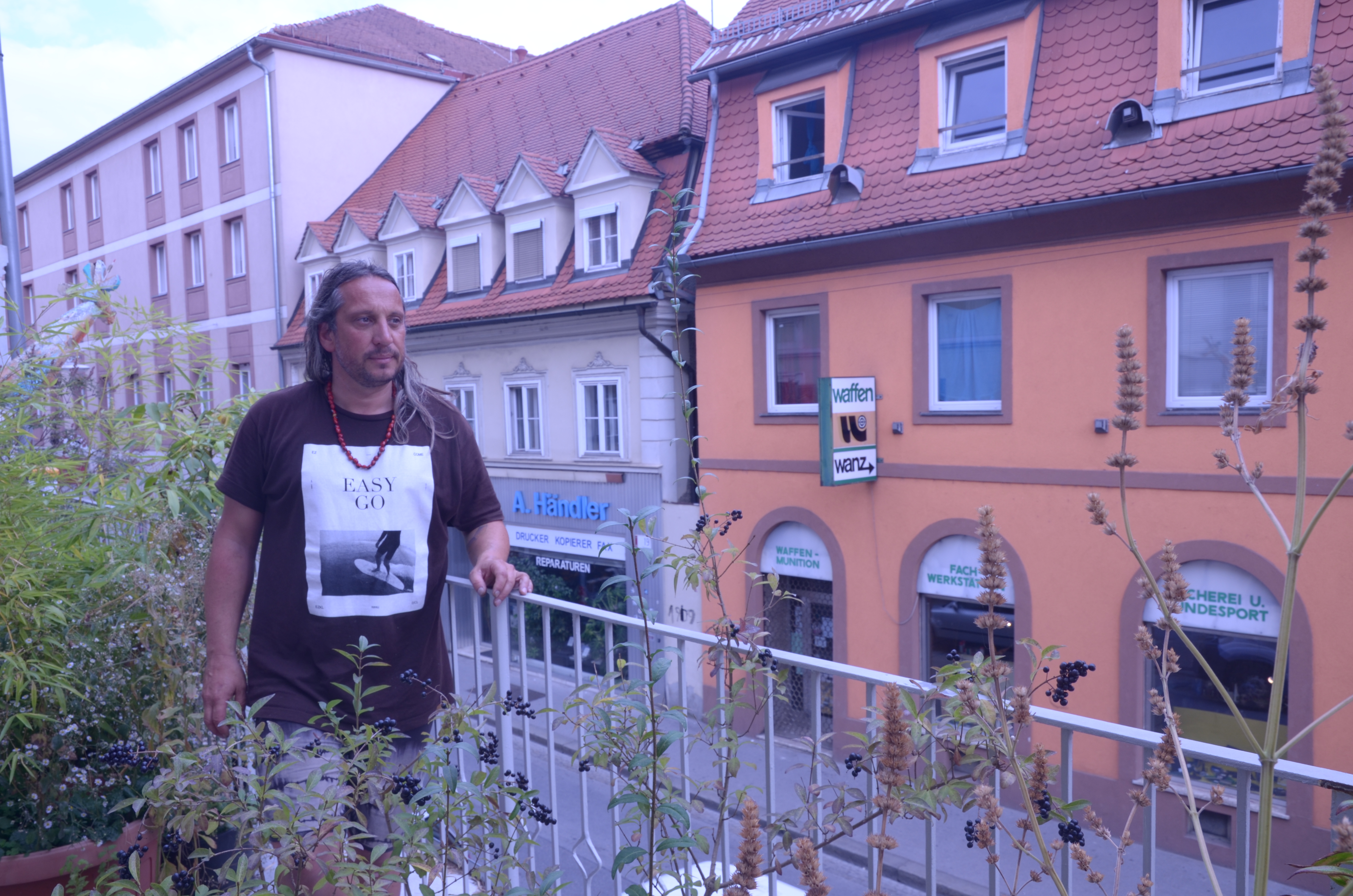 Von seinem Balkon erlebt ILA die Griesgasse hautnah. Foto: Clemens Istel