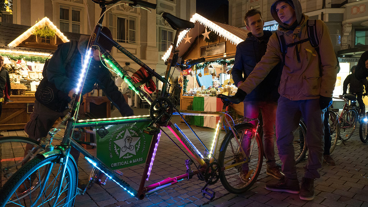 Das selbstgebaute Fahrrad von zwei Critical Mass Demonstranten.