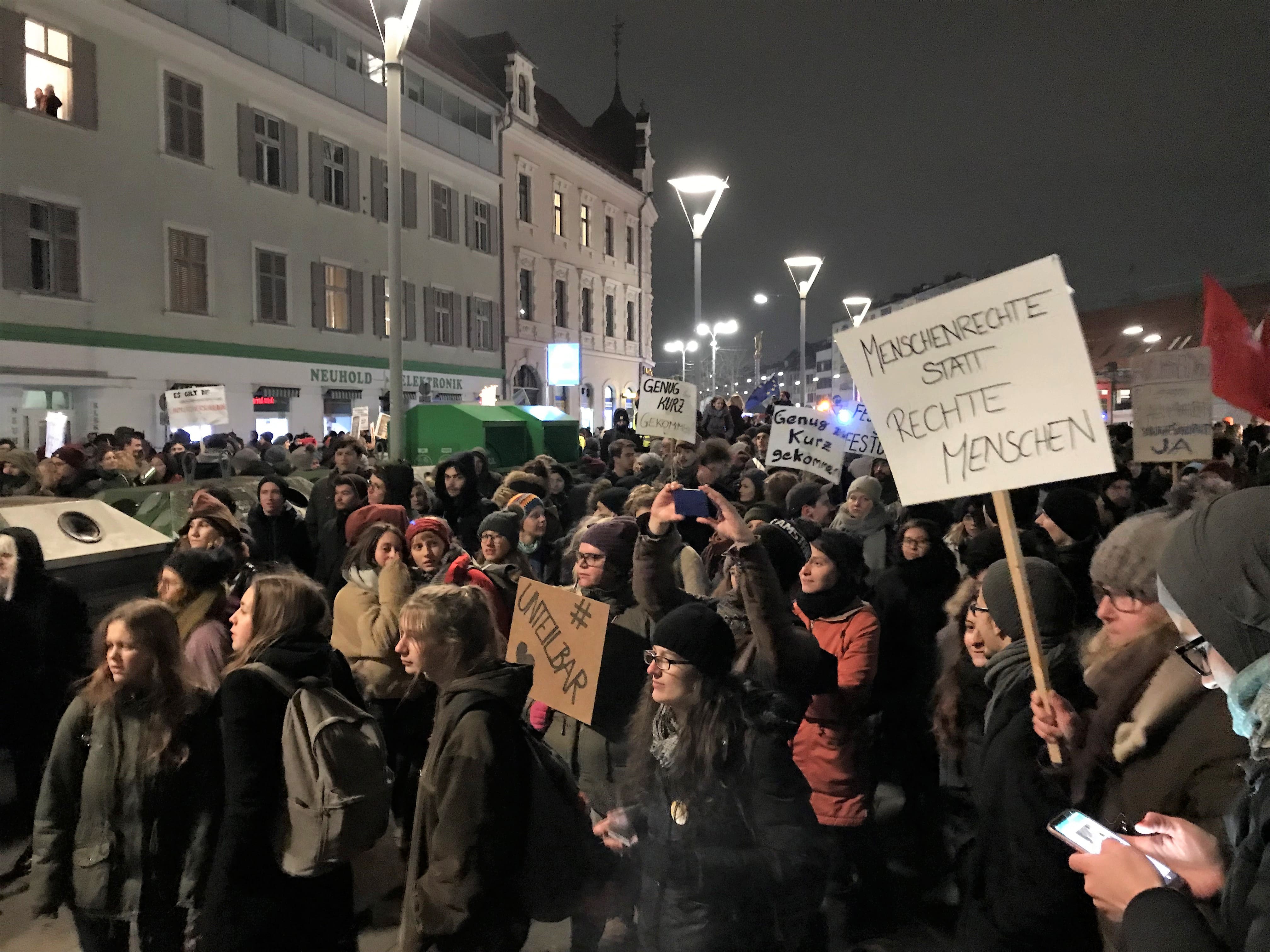Demonstrierende bei der Schlusskundgebung am Griesplatz. - Foto: Tina Stadler