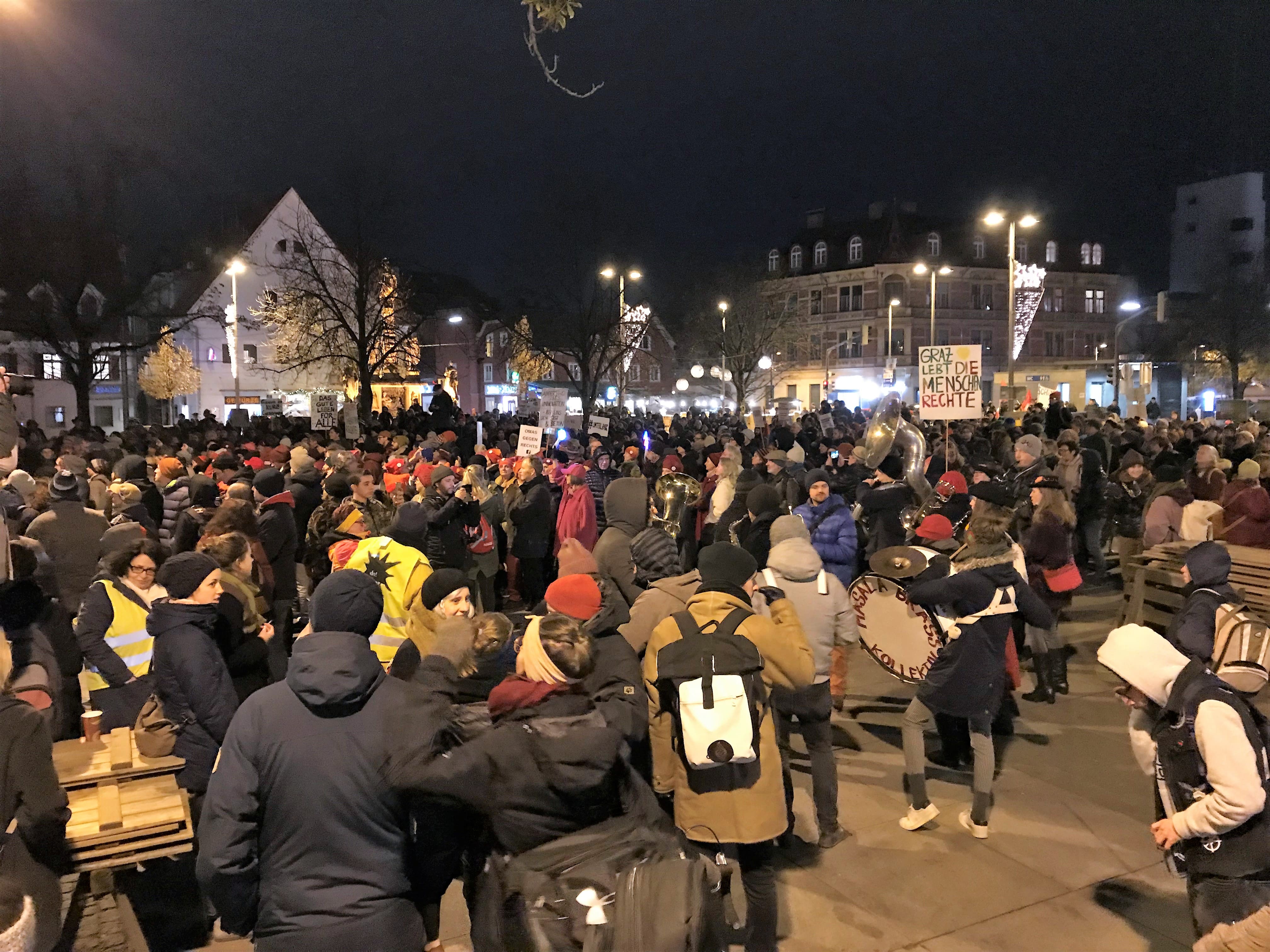 Demonstranten bei der Eröffnungskundgebung am Lendplatz. - Foto: Tina Stadler
