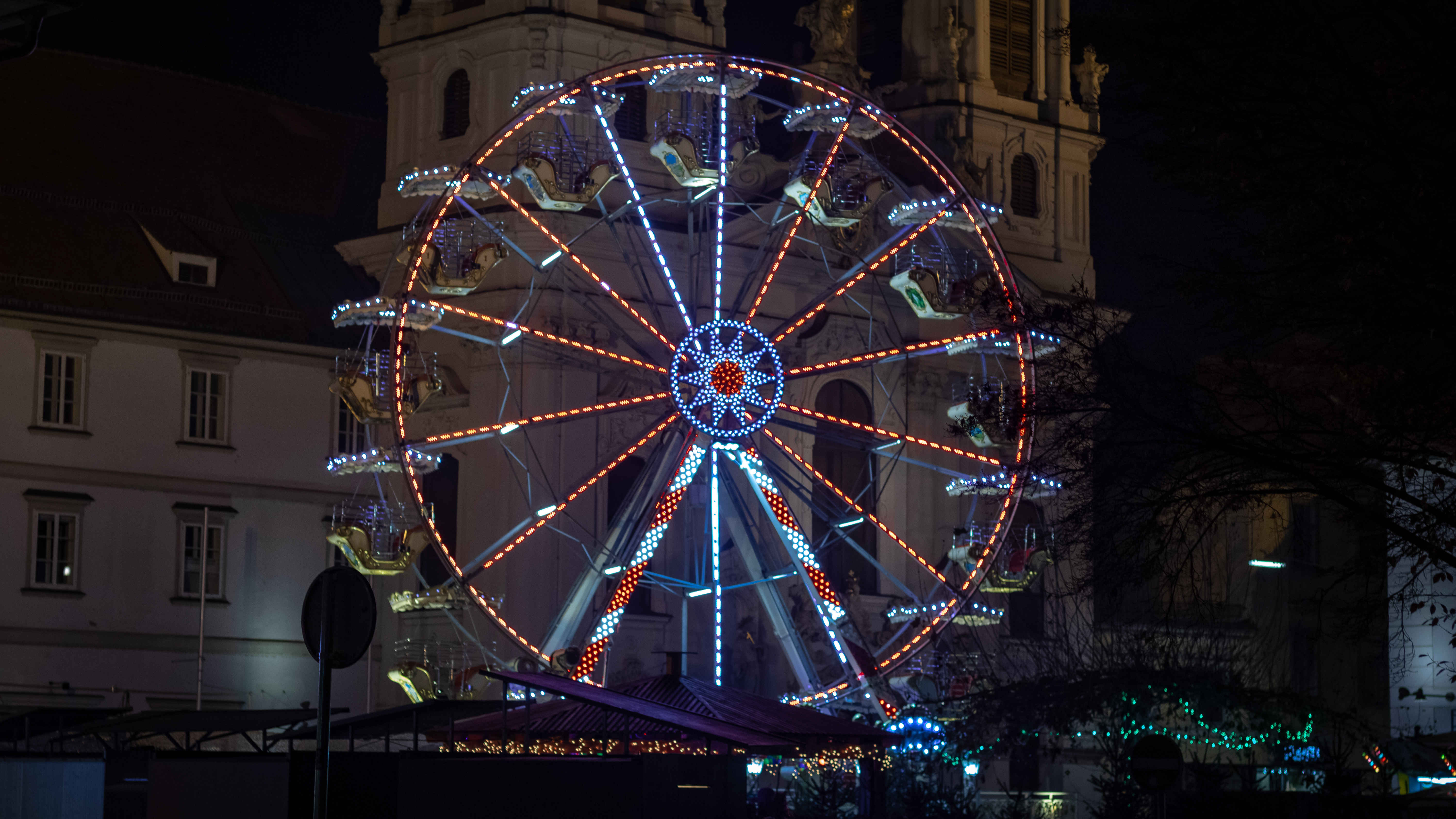 Das beleuchtete Riesenrad am Mariahilferplatz