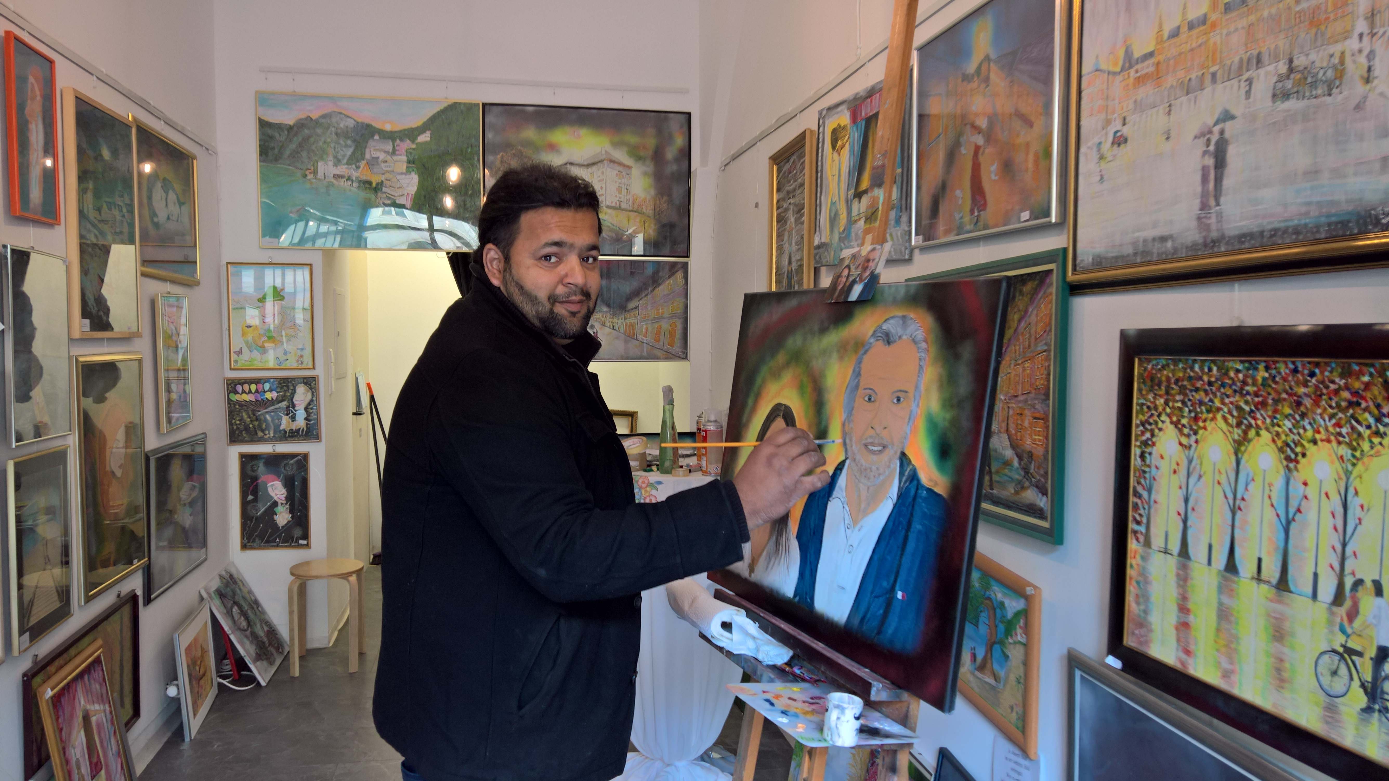 Der Künstler Ibnul Mehdi arbeitet an einem Porträt