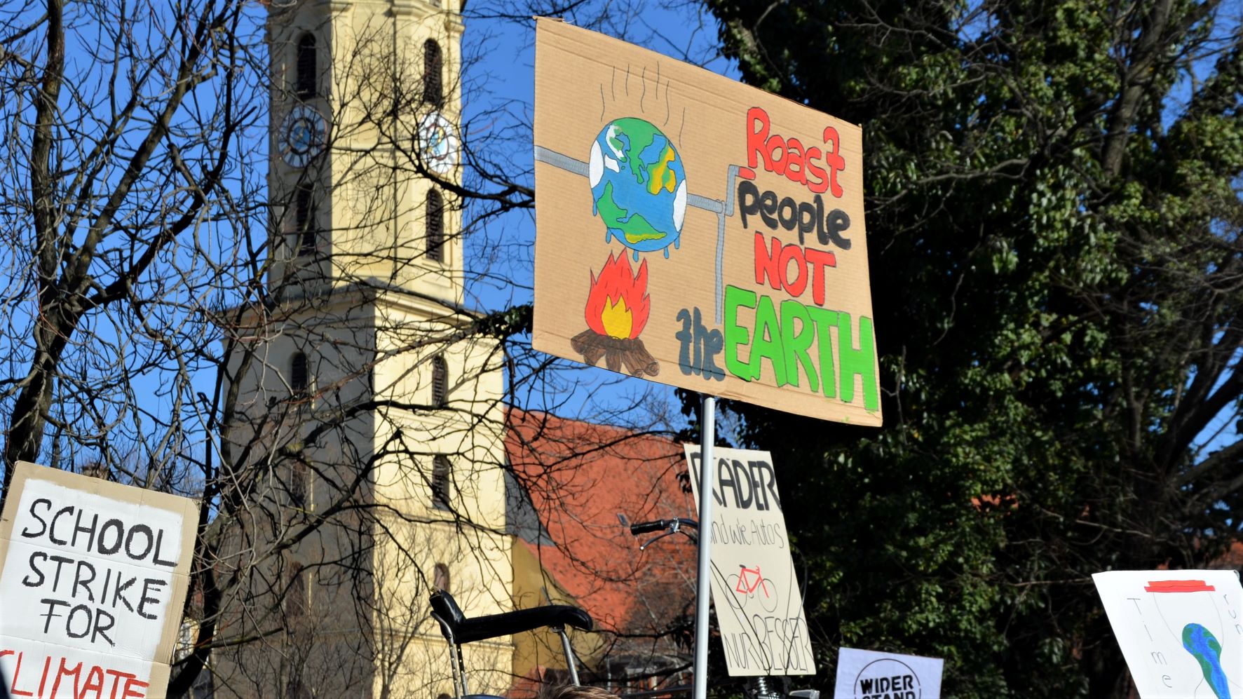 Protestschilder bei der Demonstration in Graz
