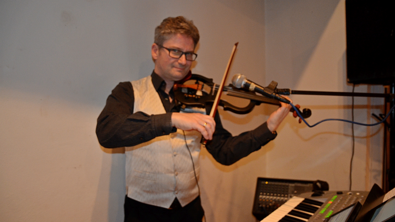 Der Musiker Martin Harbich spielt auf seiner Geige