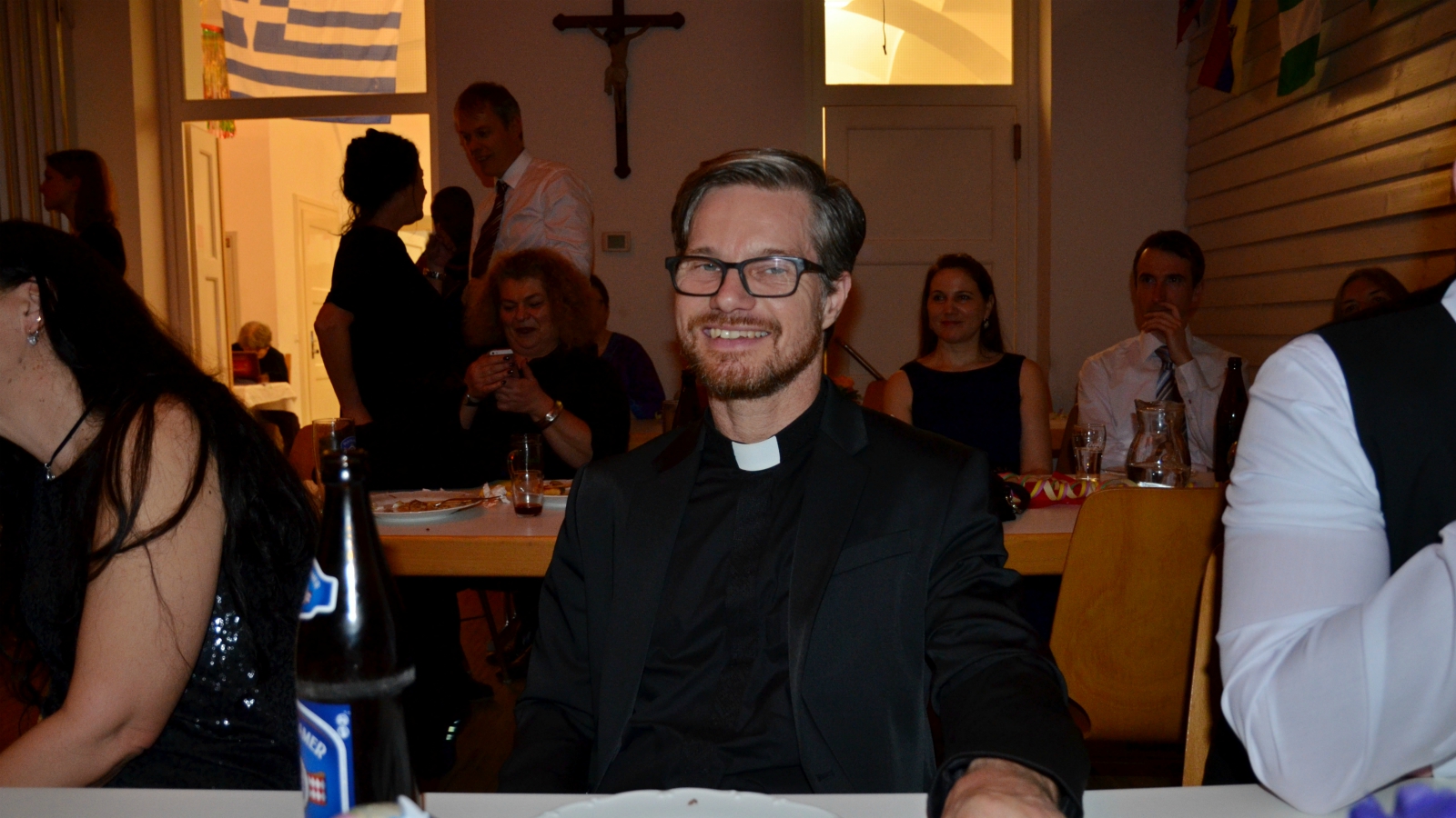 Pfarrer Alois Kölbl lacht in die Kamera