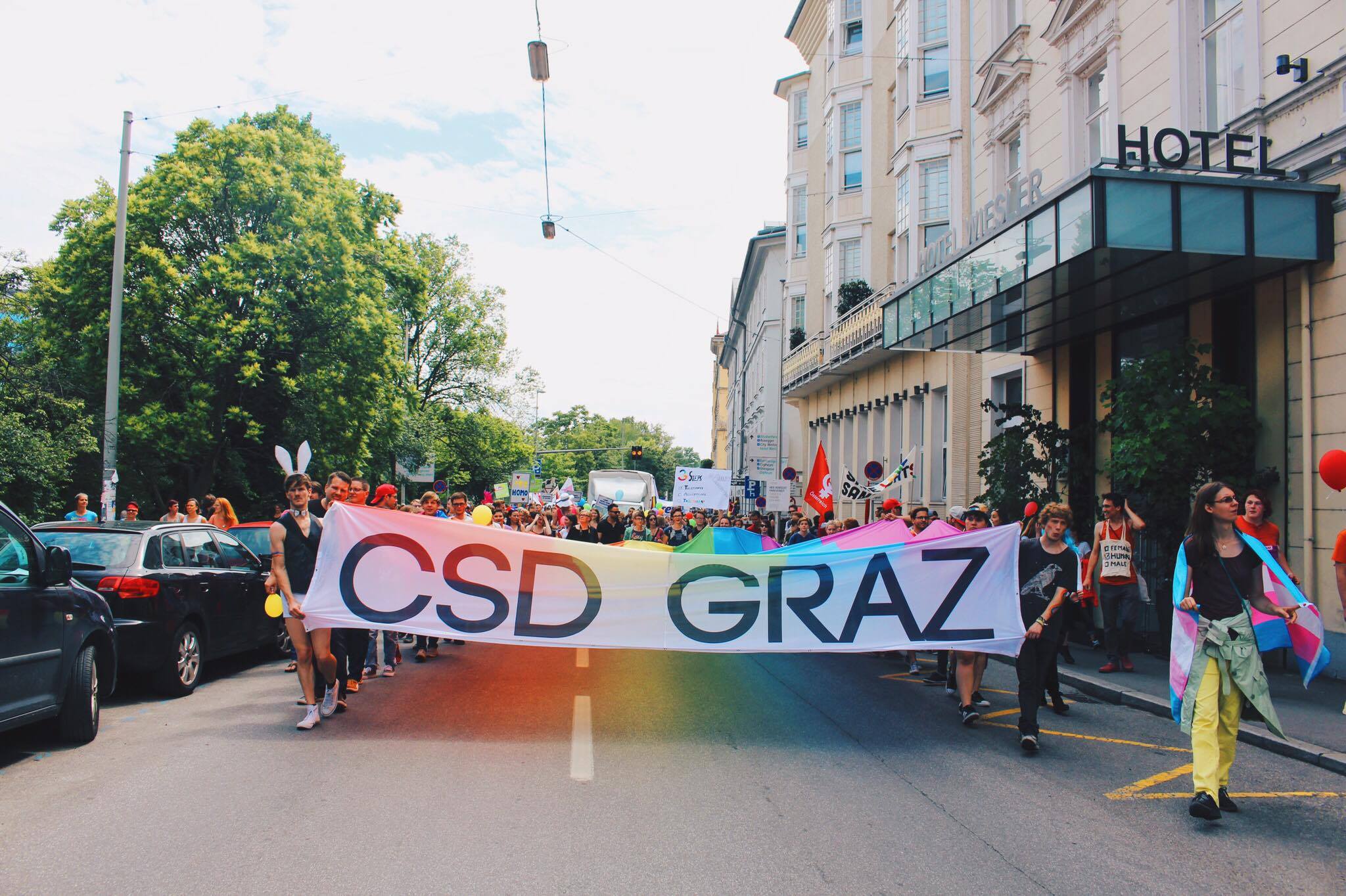Die CSD Parade zieht durch die Stadt