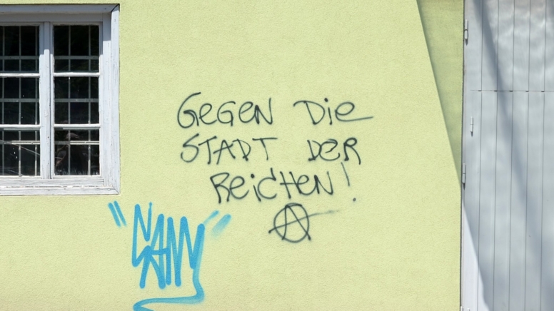 Graffiti an der Wand "Gegen die Stadt der Reichen"