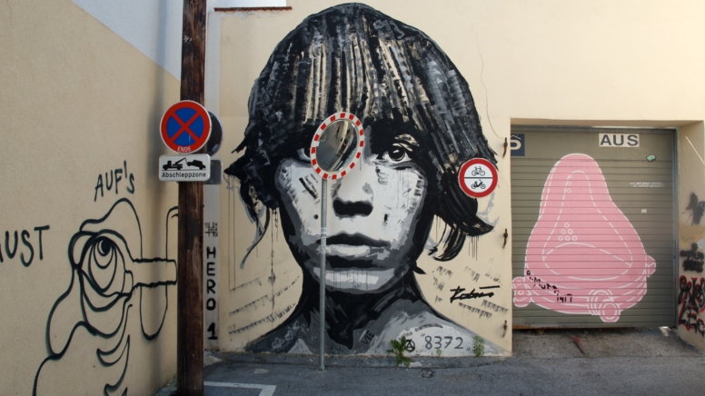 Graffiti das einen jungen Menschen zeigt