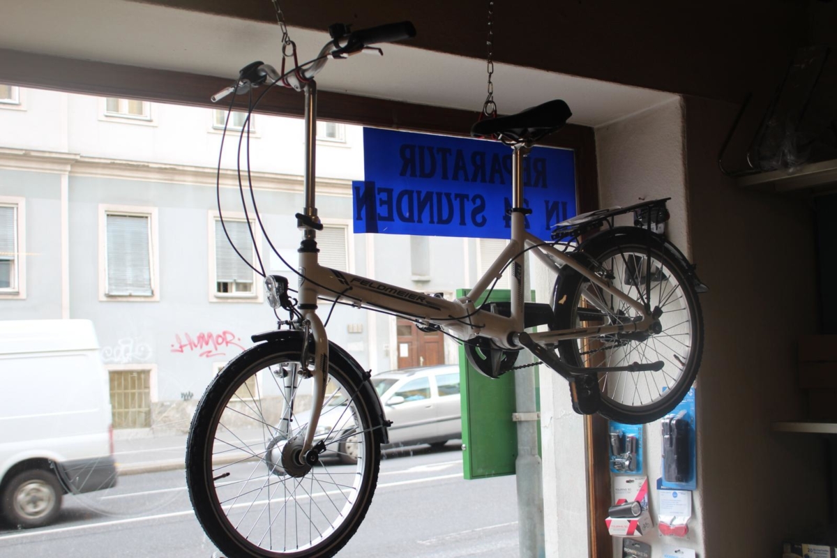 Ein Fahrrad hängt von der Decke - Foto: Tanja Reinisch. 