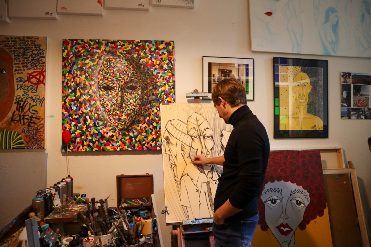 Mario Paukovic zeichnend in seinem Atelier.