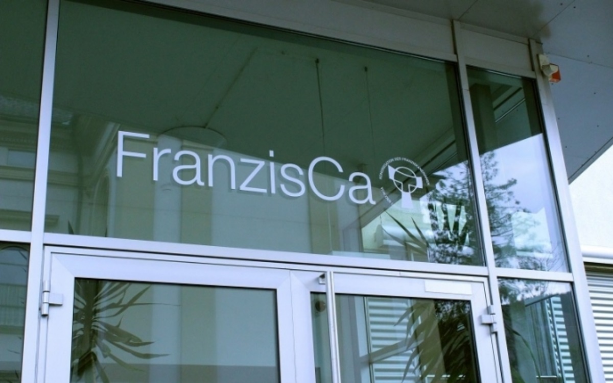 Eingangstür Haus FranzisCa aus Glas, Notschlafstelle offen in Zeiten von Corona