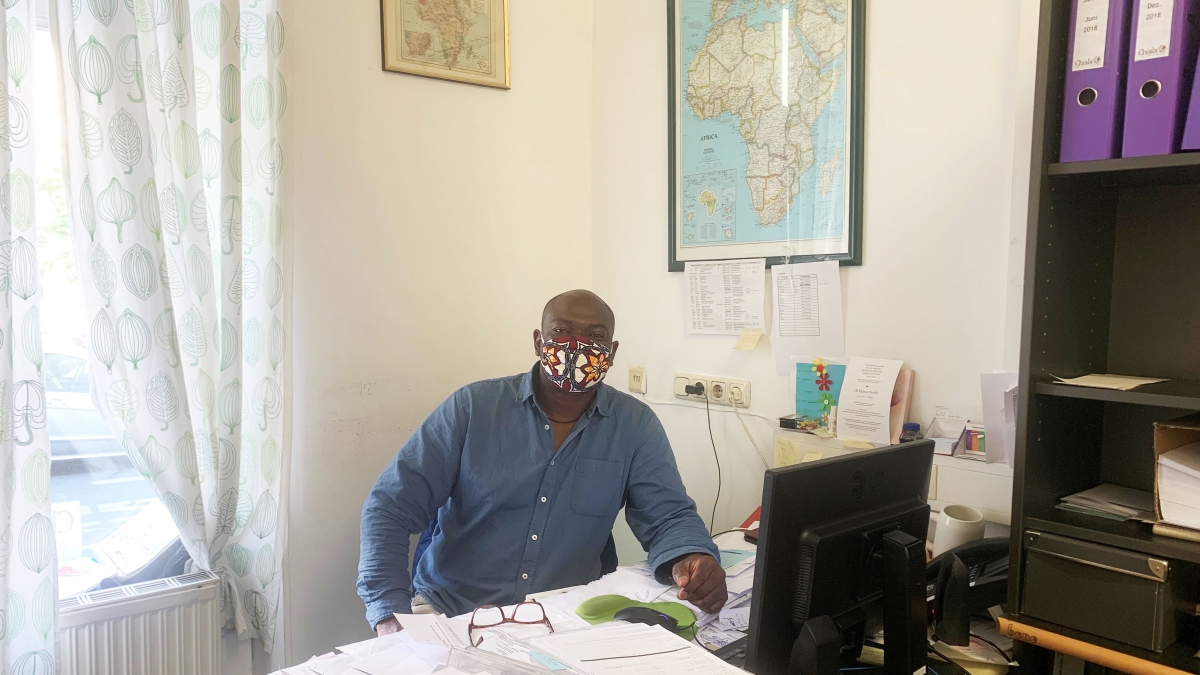 Chiala-Geschäftsfüher Kamdem Mou Poh á Hom sitzt in seinem Büro