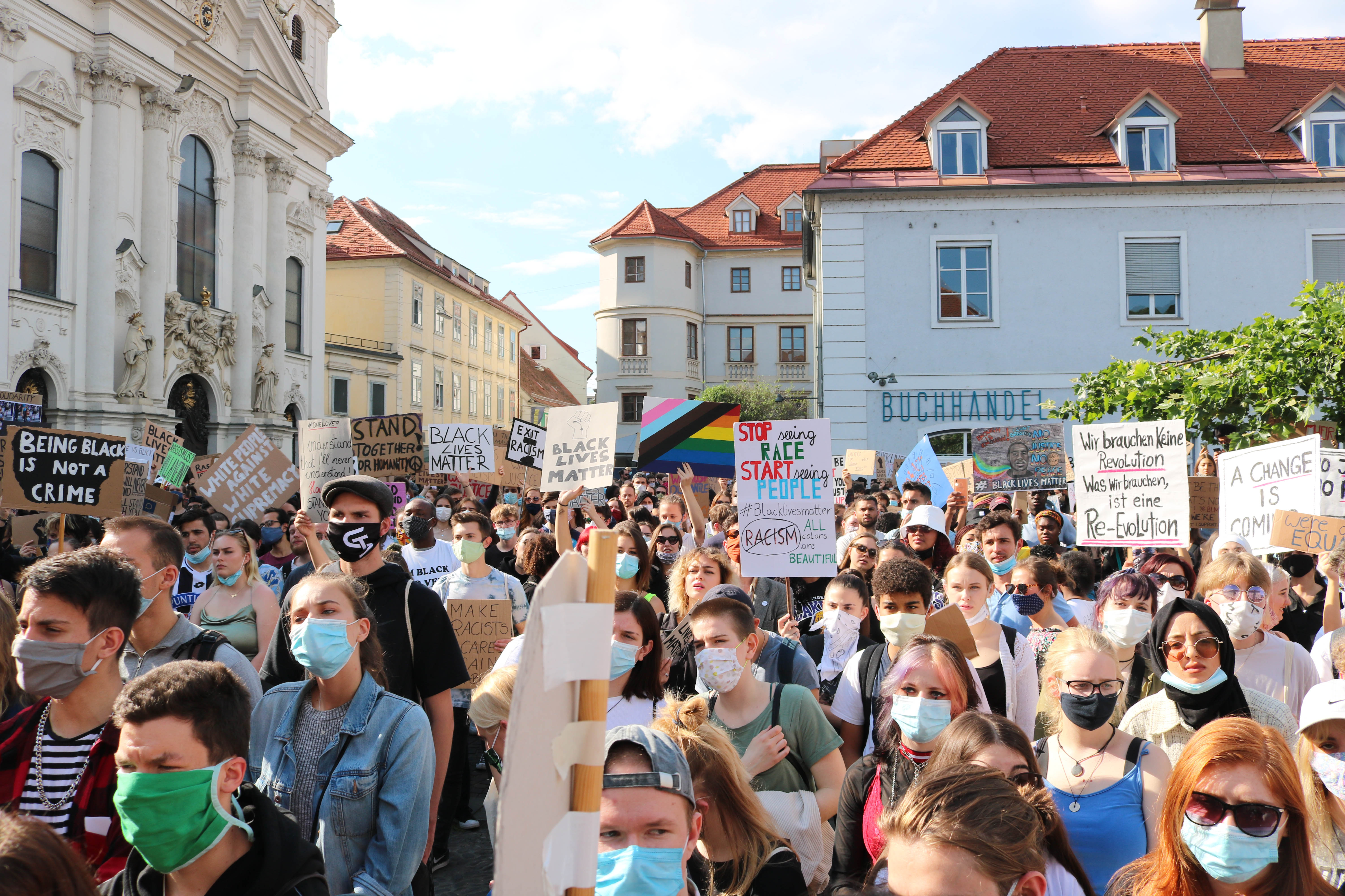 Die DemonstrantInnen fanden sich mit vielen Schildern und Masken am Mariahilferplatz ein.
