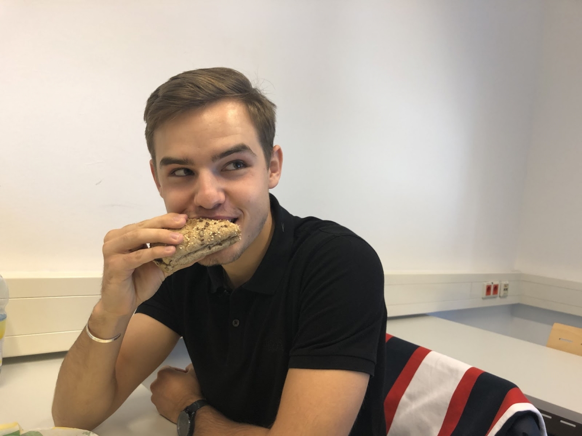 Redakteur Dominik beißt ins Sandwich