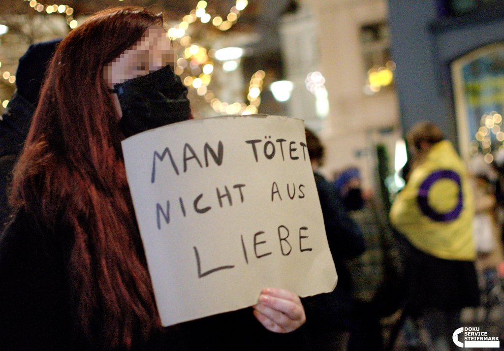 Demonstrantin mit Schild: Man tötet nicht aus Liebe