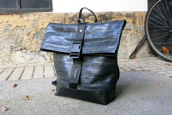 Ein Rucksack, der aus aus Fahrradschläuchen und LKW-Planen besteht.