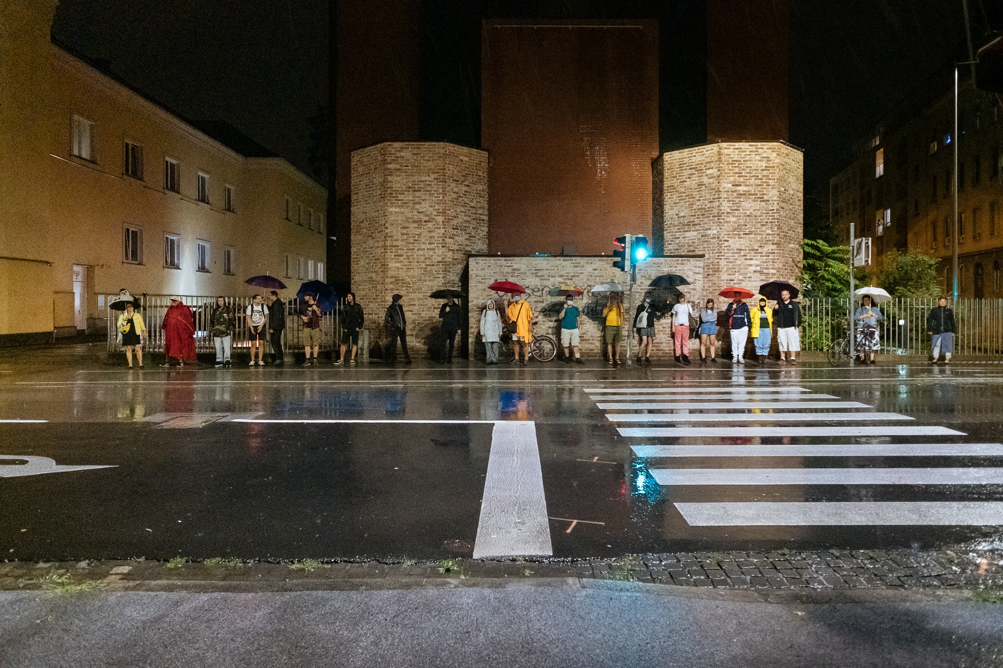 Menschen versammeln sich vor der Synagoge in Graz Bezirk Gries und veranstalten eine Mahnwache im Regen, nach dem Angriff auf die Synagoge und Elie Rosen