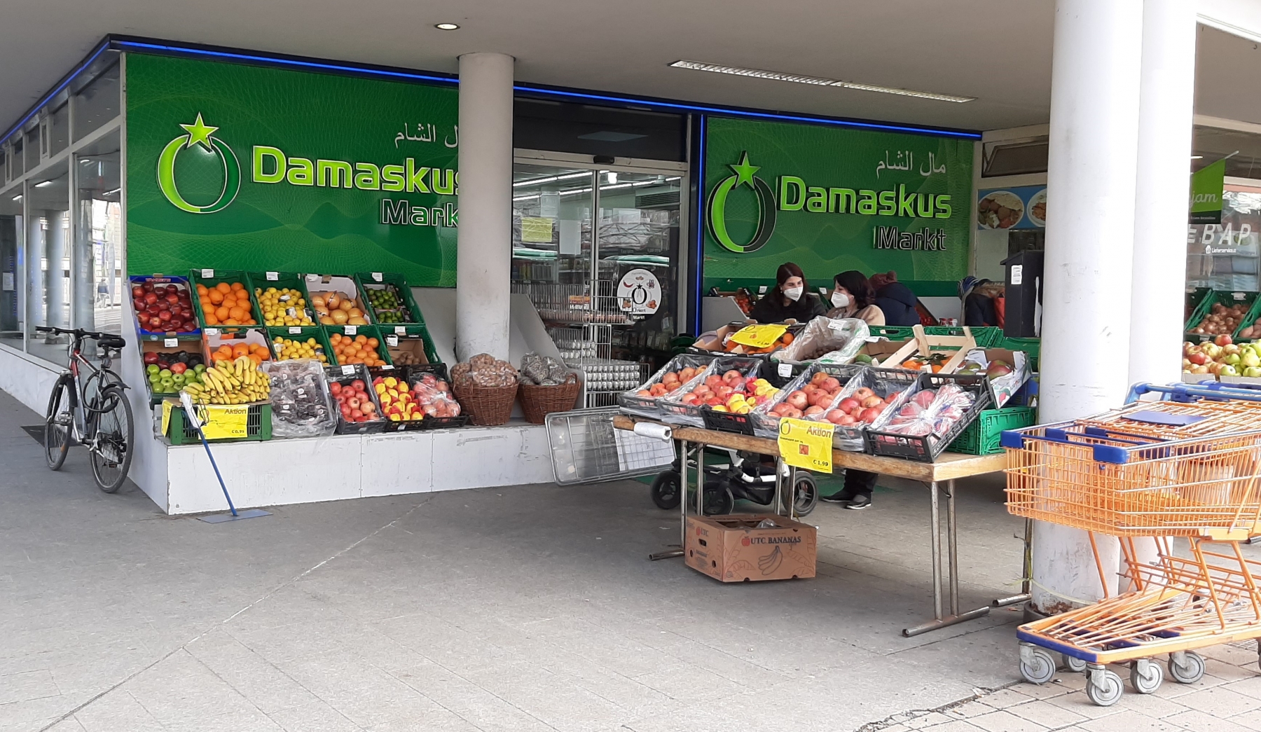 Vor dem Eingang des Damaskus Markt am Lendplatz sind Schachteln mit Obst und Gemüse aufgestellt.
