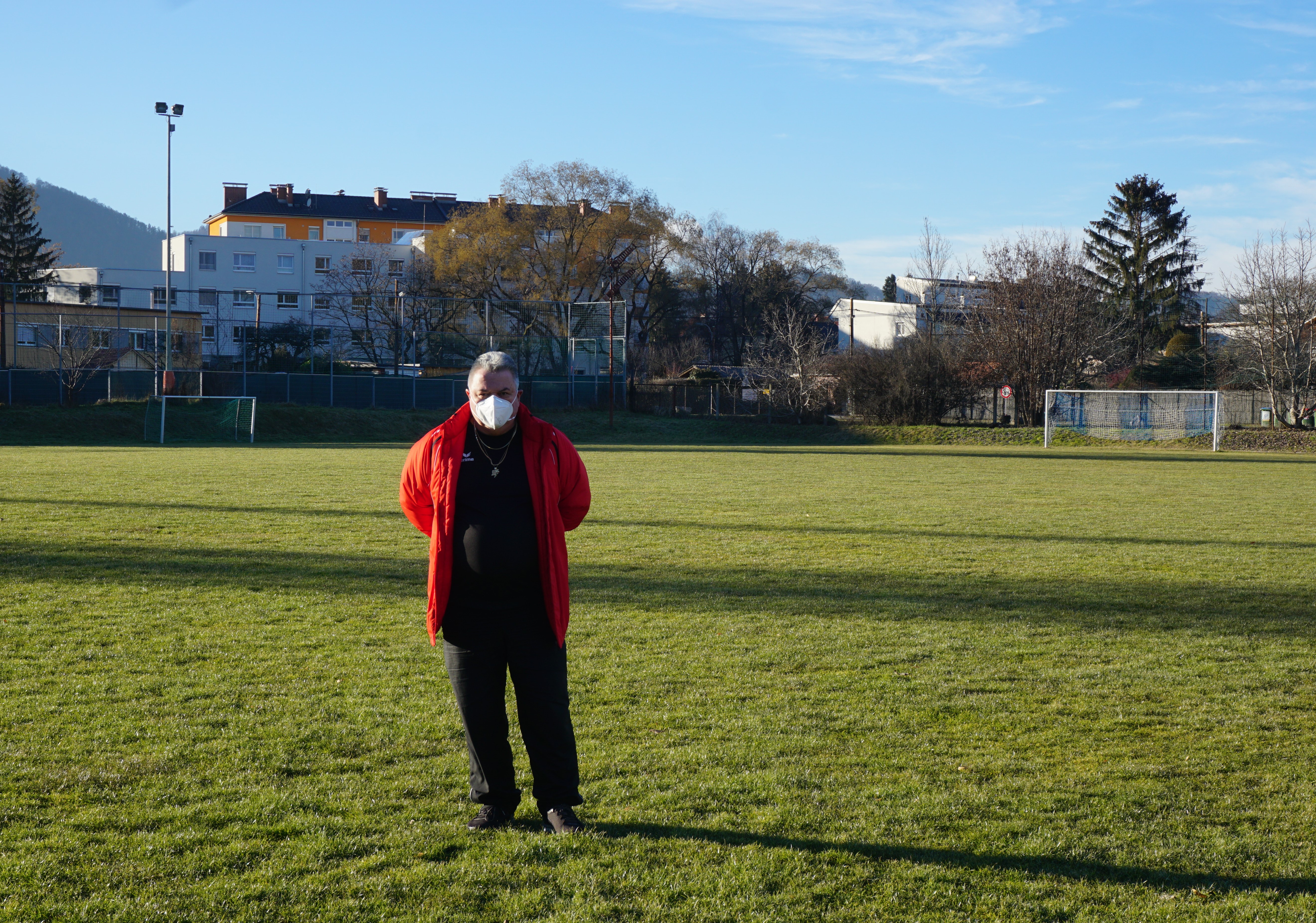 Jugendleiter Klemmer steht allein am Fußballplatz.