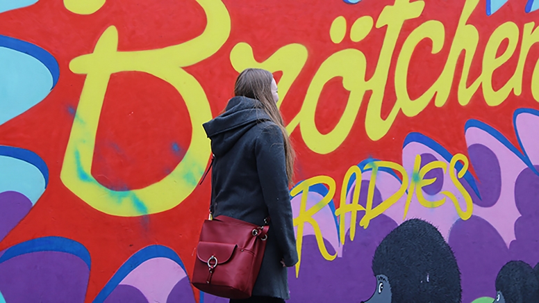Nina-Marie Wolf vor einer Graffiti-Wand in Gries.