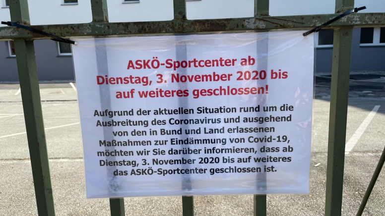 Ein Schild am Zaun des ASKÖ-Stadions erklärt, dass das Sportcenter geschlossen ist.