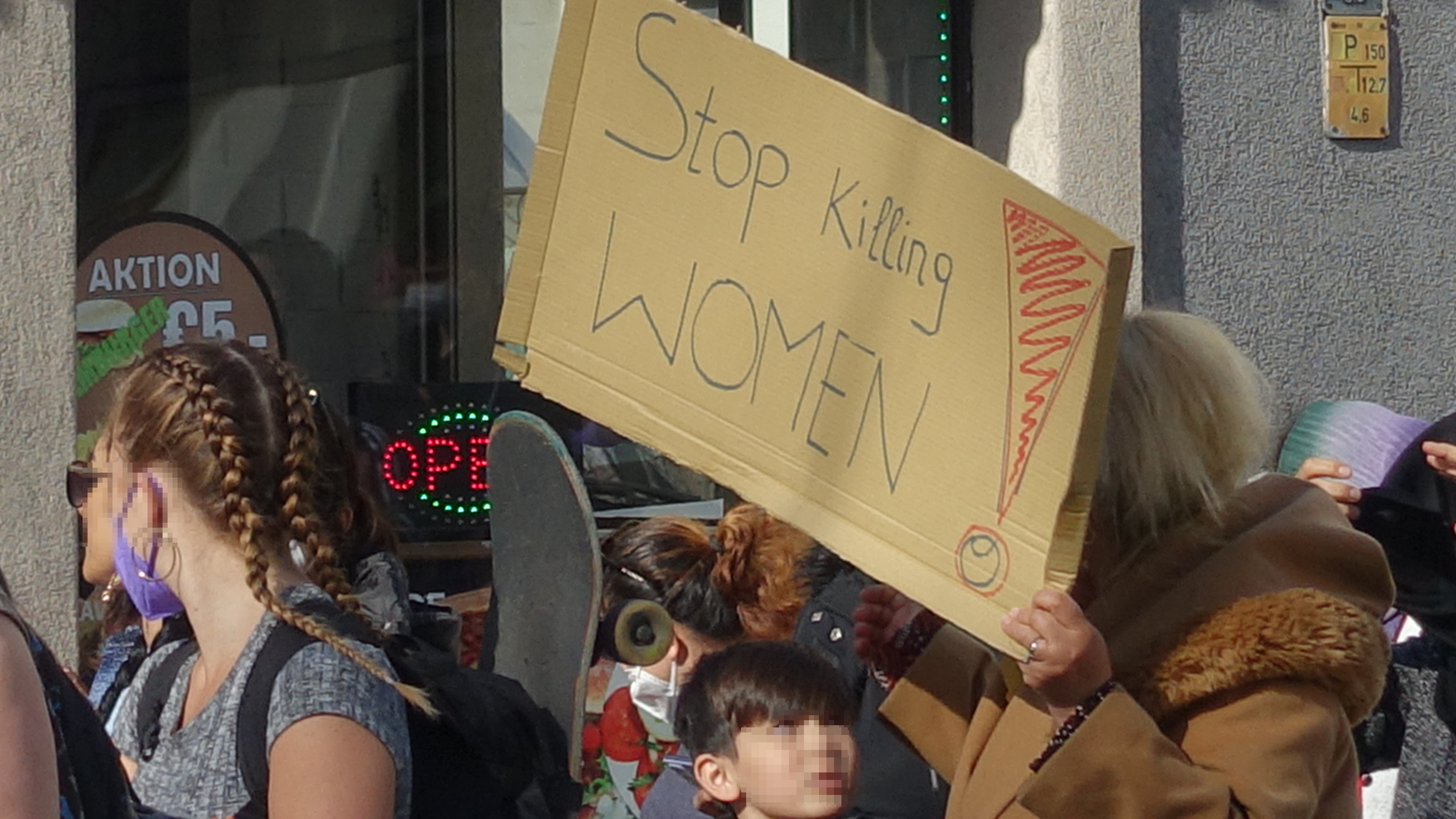 Demonstration gegen Femizide, Frau mit Schild "Stop Killing WOMEN"