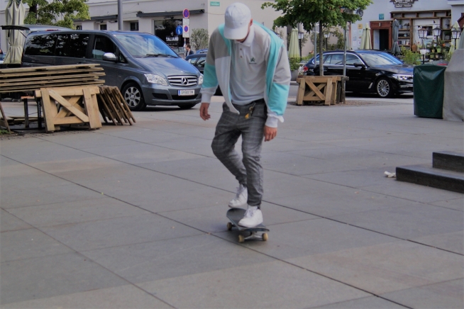 Skater fährt am Lendplatz.