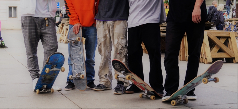 Skater mit ihren Skateboards.