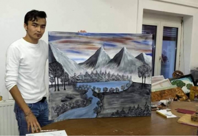 Nasim Alizadeh mit einem seiner Werke.