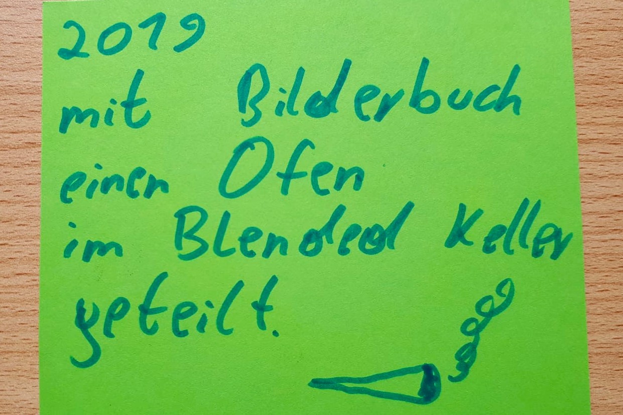 "2019 mit Bilderbuch einen Ofen im Blended Keller geteilt" steht auf dem Kärtchen