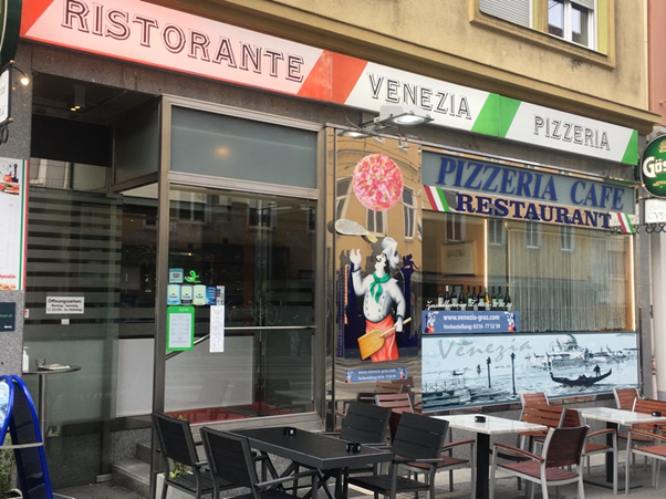 Das Restaurant Venezia wartet mit seinem Gastgarten auf die Lockerungen.